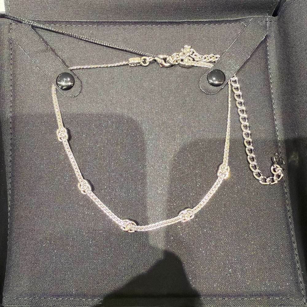 CHANEL Choker 5 motif in silver